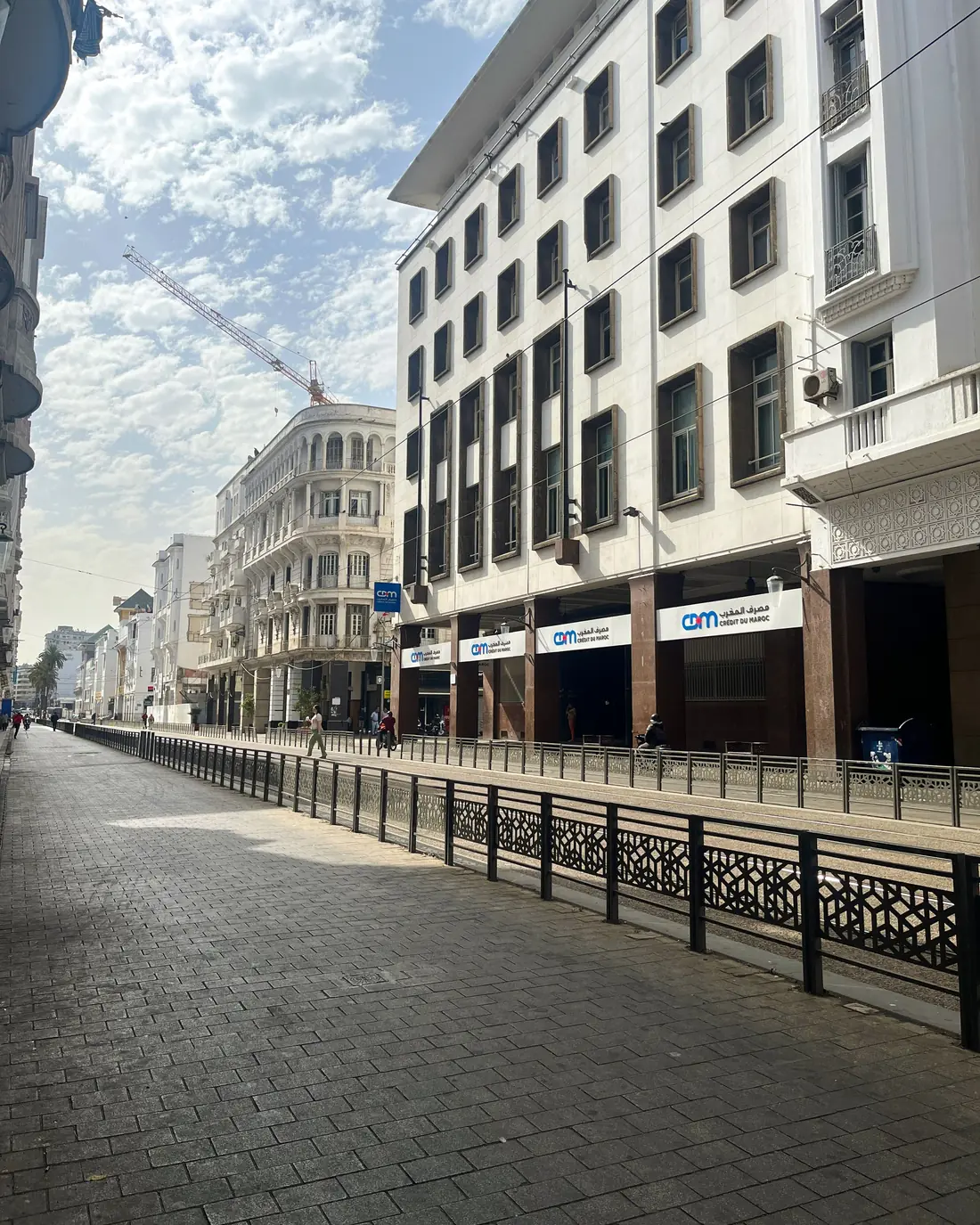 Une rue commerçante de Casablanca et ses vitrines