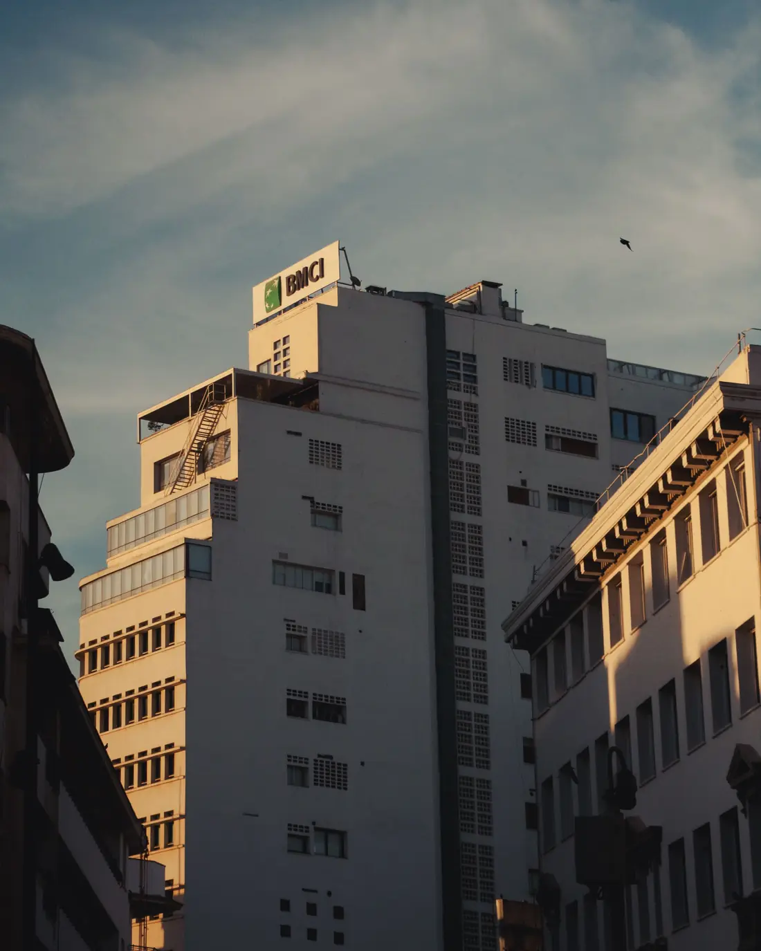 Une tour de bureaux de Casablanca au crépuscule
